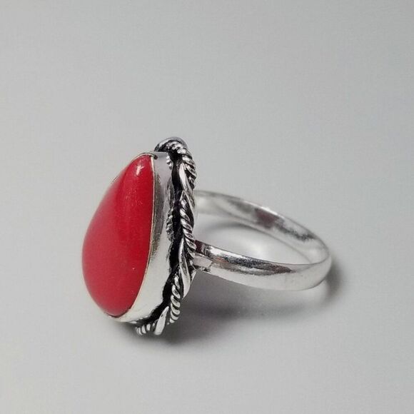 Vintage Bright Red Drop Shape Ring, Bezel Set Silver Tone Size 8 Band, Estate - Picture 3 of 9